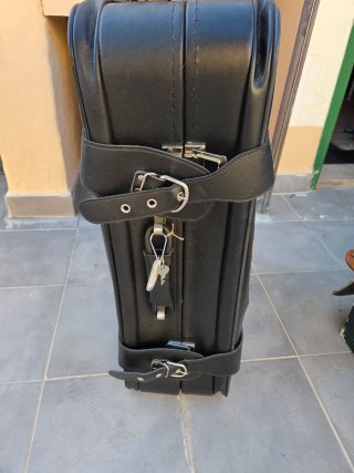 Maleta antigua de cuero con llaves