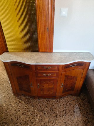 Recibidor antiguo de madera y mármol