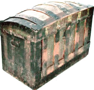 Baúl antiguo de madera y metal