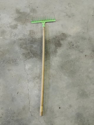 Rastrillo verde para jardín
