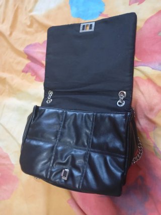 Bolso negro con cadena