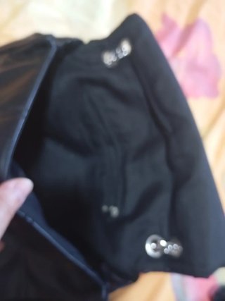 Bolso negro con cadena