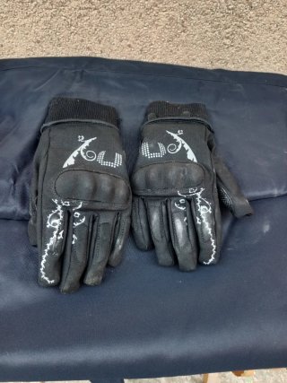 Guantes negros y grises