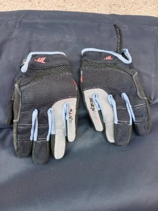 Guantes negros y grises