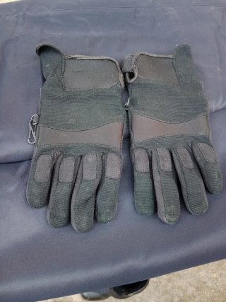 Guantes negros y grises