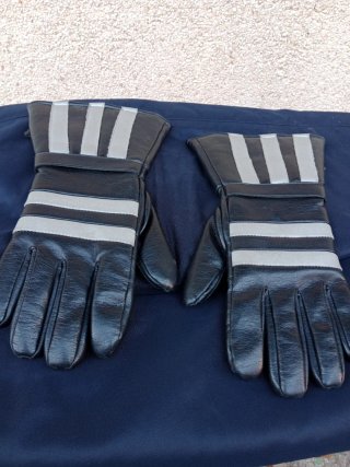 Guantes negros y grises