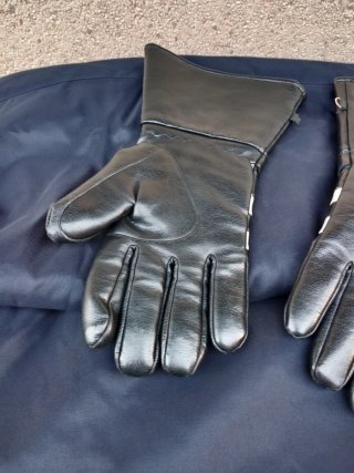 Guantes negros y grises