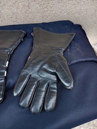 Guantes negros y grises