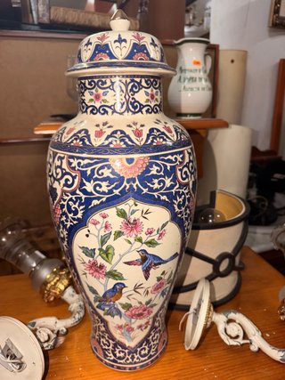 Jarrón de porcelana con flores y pájaros