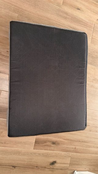 Cama para perro gris