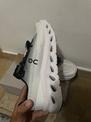 Zapatillas On Running grises y blancas
