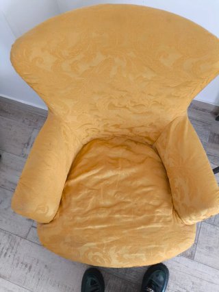 Sillón mostaza estilo isabelino