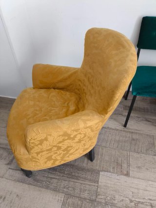 Sillón mostaza estilo isabelino