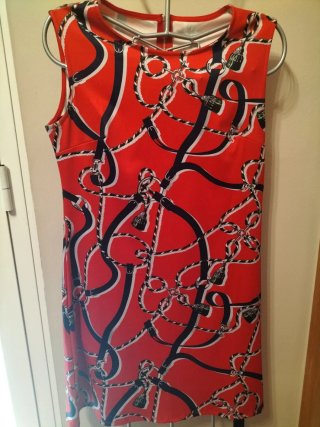Vestido rojo sin mangas con estampado de cadenas