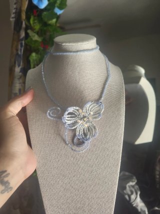 Collar Lariat Flor French Beading Azul Blanco