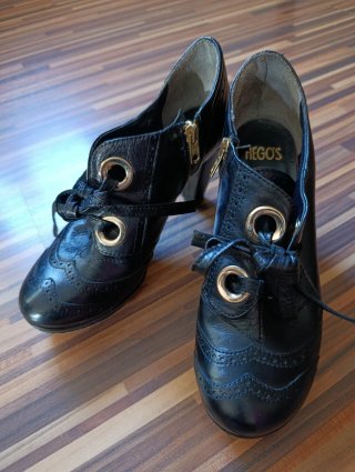 Zapatos de tacón negros con cordones