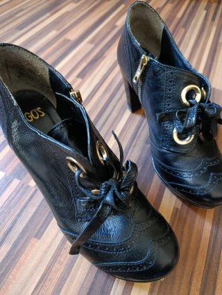 Zapatos de tacón negros con cordones