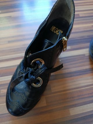 Zapatos de tacón negros con cordones