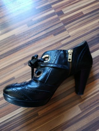 Zapatos de tacón negros con cordones