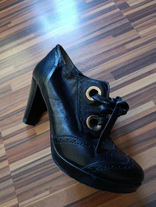 Zapatos de tacón negros con cordones