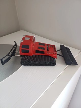 Máquina quitanieves roja con pala