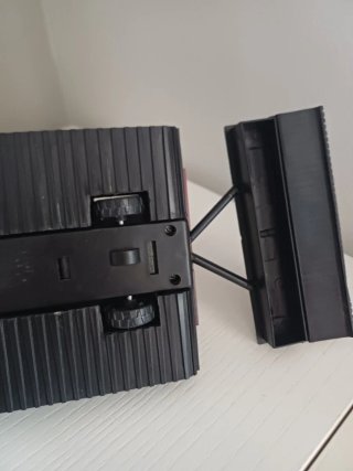 Máquina quitanieves roja con pala