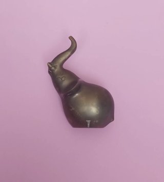 Figura de elefante de bronce