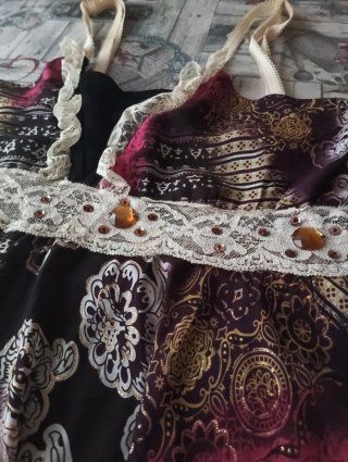 Top tirantes estampado adornos. Muy fino