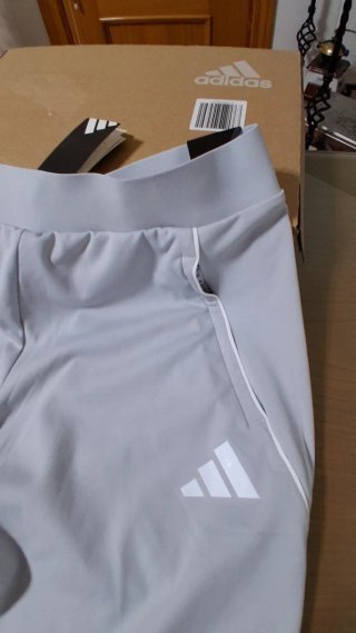 Pantalón Adidas Gris con Detalles Rojos