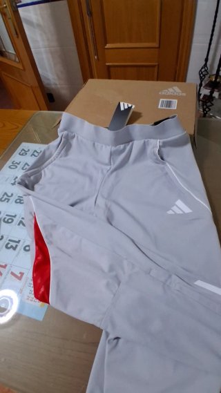 Pantalón Adidas Gris con Detalles Rojos