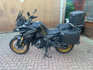 Voge 525 DSX Negra y Dorada