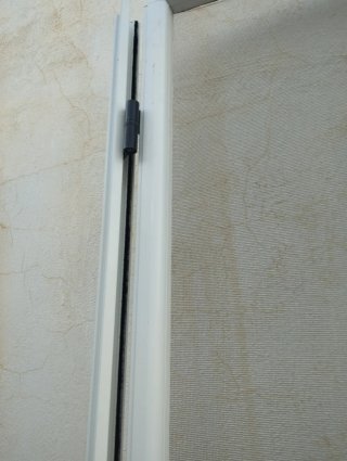 Puerta mosquitera blanca