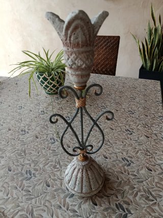 Candelabro de metal y piedra