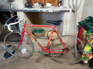 Bicicleta de carretera BH roja