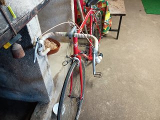 Bicicleta de carretera BH roja