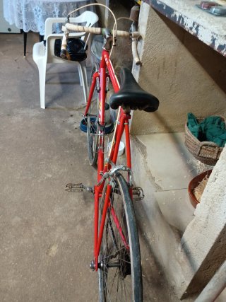 Bicicleta de carretera BH roja