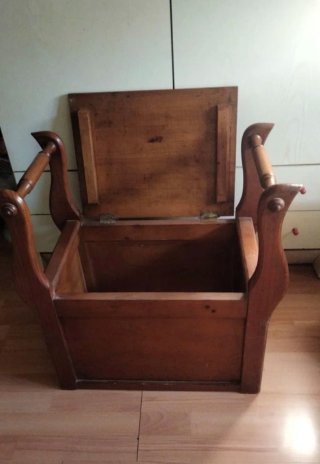 Banco baúl de madera tallada