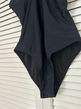 Bañador negro con flor