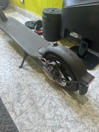 Patinete eléctrico con ruedas antipinchazos