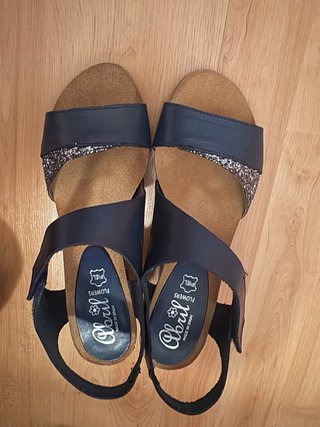 Sandalias de piel azul y plateadas