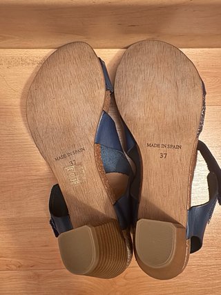 Sandalias de piel azul y plateadas