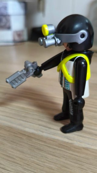 Playmobil policía del futuro con arma y visor