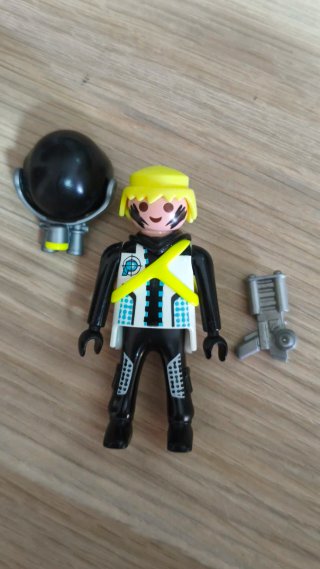 Playmobil policía del futuro con arma y visor