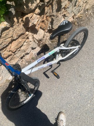 Bicicleta BMX blanca y azul