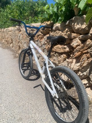 Bicicleta BMX blanca y azul