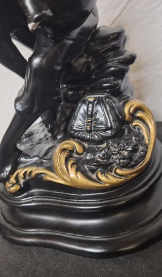 Figura decorativa negra con detalles dorados