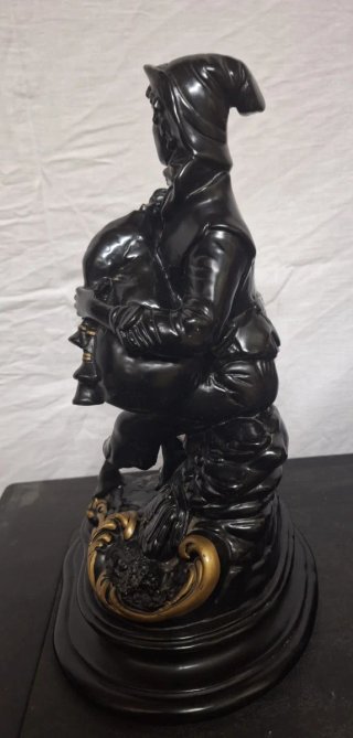 Figura decorativa negra con detalles dorados