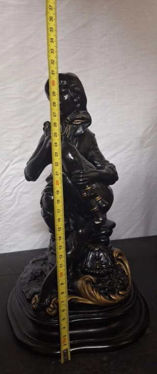 Figura decorativa negra con detalles dorados
