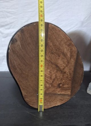 Figura decorativa negra con detalles dorados