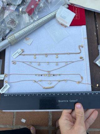 Pulseras doradas con circonitas
